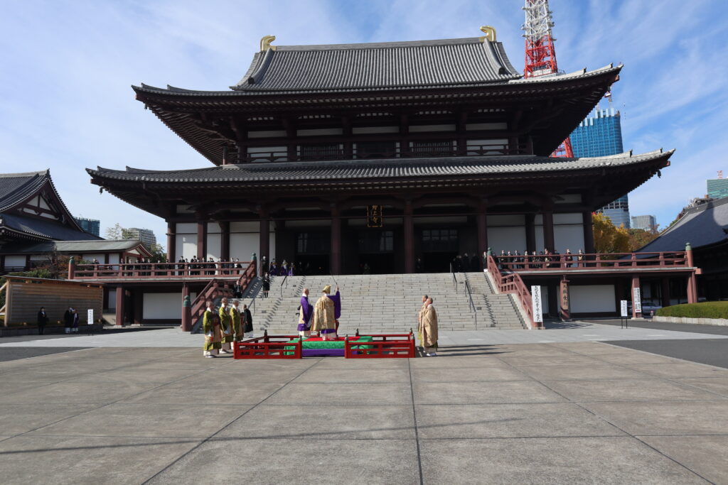 法要に先立ち、友田達祐執事長によって大殿を浄める作法が行われた
